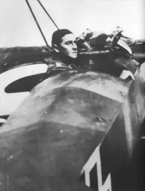Рудольф Штарк в кабине своего триплана Fokker Dr I Его боевой счет 11 побед - фото 168