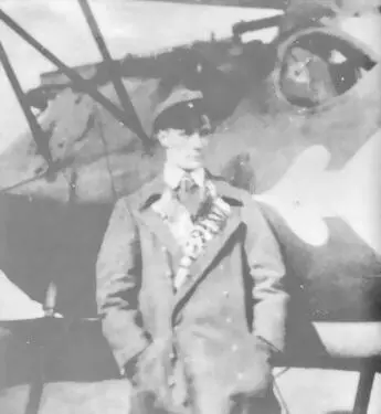 Вельтьенс на фоне его истребителя Albatros D V Видна подкладка летнего пальто - фото 185