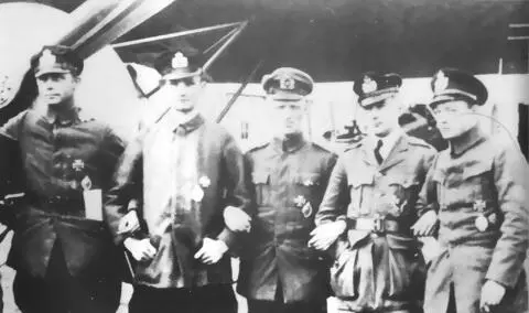 Пятеро летчиков морской авиации Слева направо Майер Александер Зензес 19 - фото 203