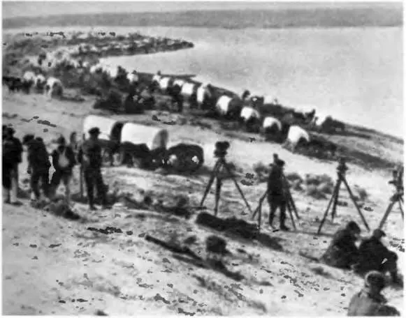 На съемках Крытого фургона Дорога в Мэндэлэй Т Браунинга Эрик фон - фото 26