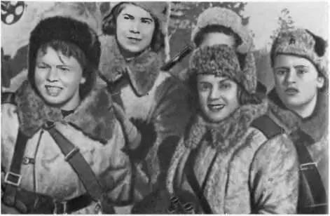 В 6 часов вечера после войны Миссис Минивер В ролях Грир Герсон Уолтер - фото 41