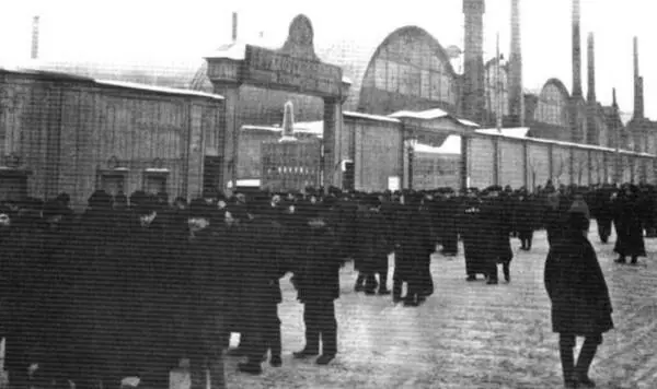 Группа рабочих у Путиловского завода СПб 9 января 1905 г Георгий Гапон - фото 14