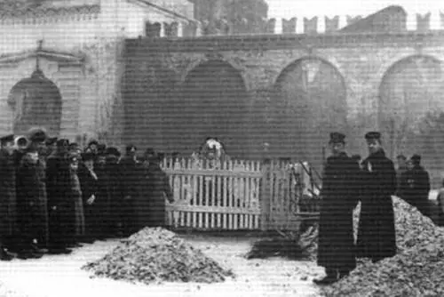 Москвичи на месте убийства московского генералгубернатора великого князя - фото 23