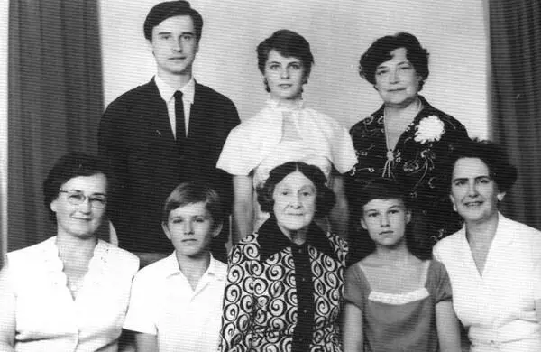 Потомки Е Н Чирикова Нижний Новгород 1983 г Первый ряд Майя Евгеньевна - фото 43