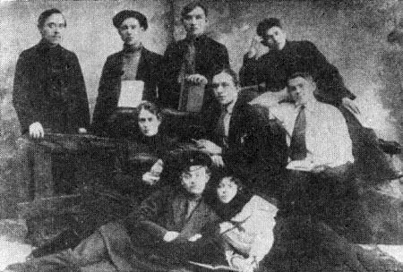 Вася Алексеев второй слева с молодыми рабочими Путиловского завода Наутро он - фото 4