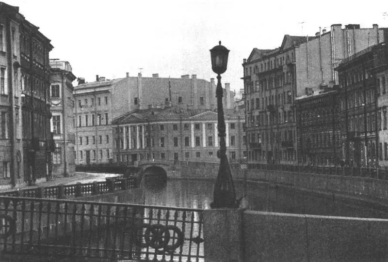Набережная реки Мойки у дома где умер Пушкин дом третий слева Фотография С - фото 9