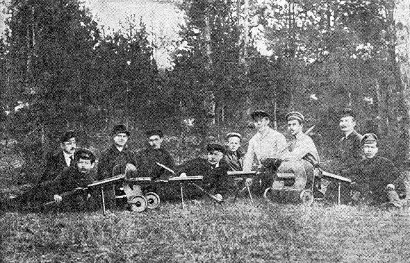 Группа конструкторов у созданного ими оружия среди них Федоров Дегтярев - фото 38
