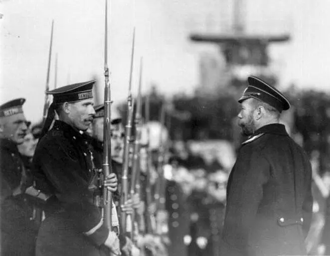 Император Николай II на линкоре Петропавловск 1915 год Основными чертами - фото 84