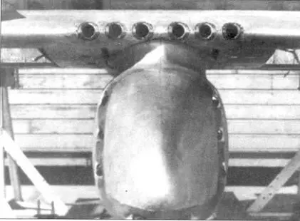 Подвесной контейнер с восемью 12 7мм пулеметами под центропланом F82E Выше - фото 104