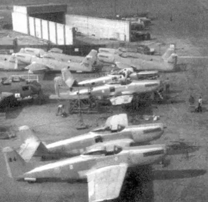 Продукция завода в Инглвуде 1948 год Под открытым небом идет сборка шести - фото 117