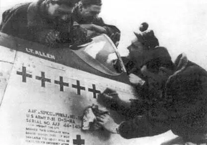 Лейтенант Уильям X Аллен в кабине своего Мустанга Все свои пять воздушных - фото 29