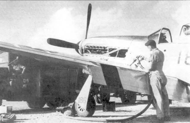 Р51D из 47 FS 15 FG во время заправки в Сайпане перед вылетом на Иводзиму - фото 56