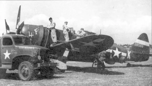 Лето 1944 заправка топливом истребителя P47D5 из 359й истребительной - фото 101