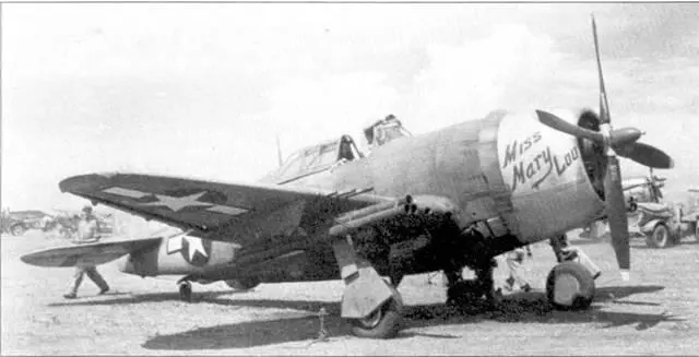 Ни истребителе Miss Мигу Lou летал майор Генри Макафи из 318й истребительной - фото 111