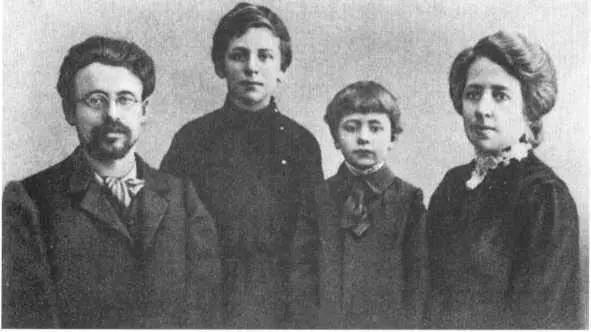 Семья Е Л Шварца 1906 г Майкоп Справа от Е Л Шварца его брат Валентин - фото 5