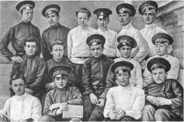 Класс реального училища 1912 г Майкоп Е Л Шварц второй слева во втором - фото 7