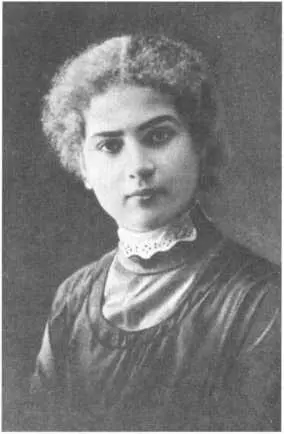 Л П Крачковская 1912 г Майкоп Е Л Шварц во втором ряду первый слева - фото 9