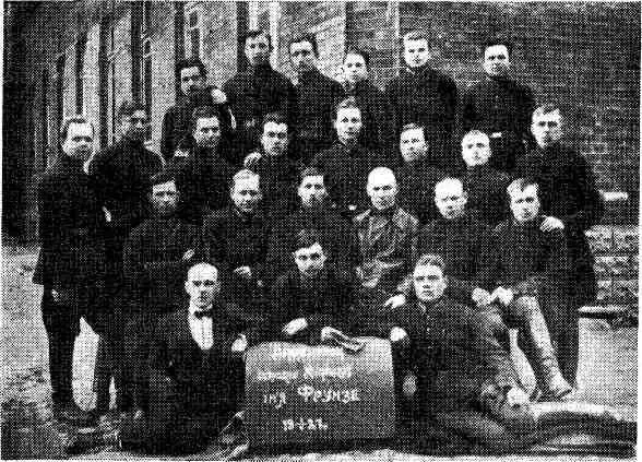 Драматический кружок школы им Фрунзе в 1927 г Руководитель Гринев Особенно - фото 8
