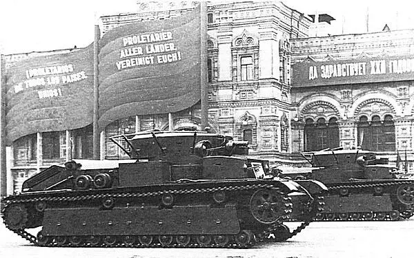 Танки Т28 проходят по Красной площади 7 ноября 1939 года Именно здесь в - фото 31