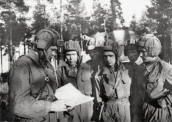 Члены экипажа танка Т28 командир лейтенант Кубарев крайний слева уточняют - фото 47