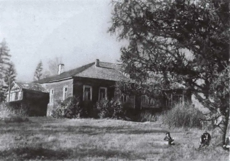 Дом в селе Рождественском где в 1846 году родился МиклухоМаклай - фото 5