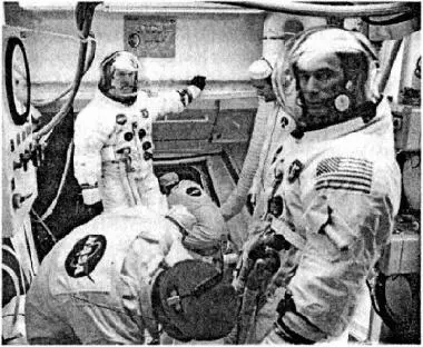 Экипаж Apollo10 занимает места в отсеке корабля На заднем плане Томас - фото 16