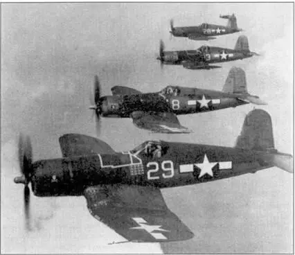 Самолеты F4U1A Корсар из эскадрильи VF17 в полете Самолет на переднем - фото 108