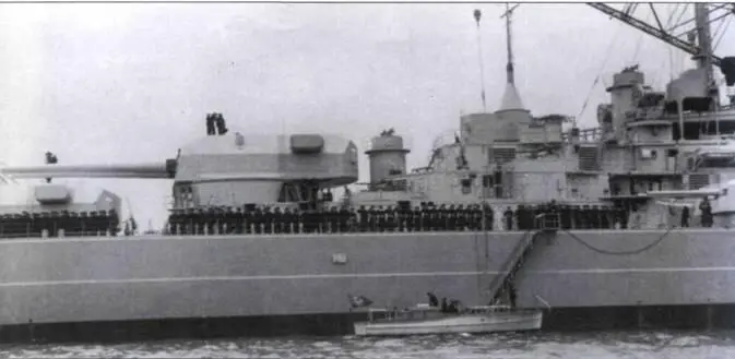 Экипаж Бисмарка выстроен вдоль бортов по случаю вступления линкора в состав - фото 100