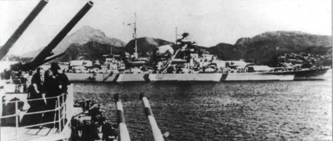 Бисмарк проходит за кормой тяжелого крейсера Принц Евгений 1941 г - фото 102