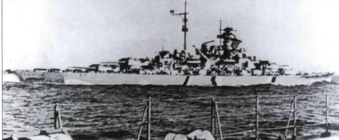 Бисмарк в Балтийском море снимок сделан с борта тяжелого крейсера Принц - фото 103