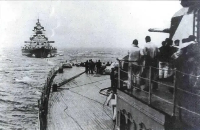 Моряки Принца Евгения смотрят на идущий в кильватере Бисмарк Другие - фото 104