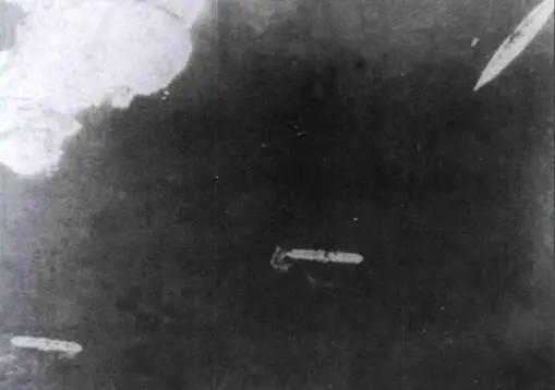 Весной 1941 г англичане ожидали появление Бисмарка в Атлантике и вели - фото 105