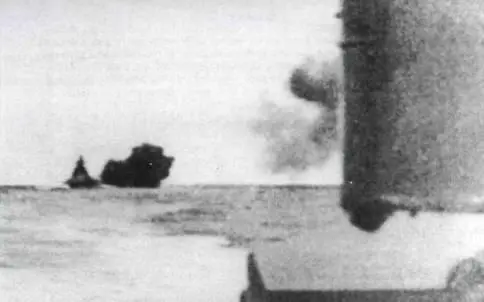 Бисмарк делает первые выстрелы по британскому линейному крейсеру Худ 24 - фото 106