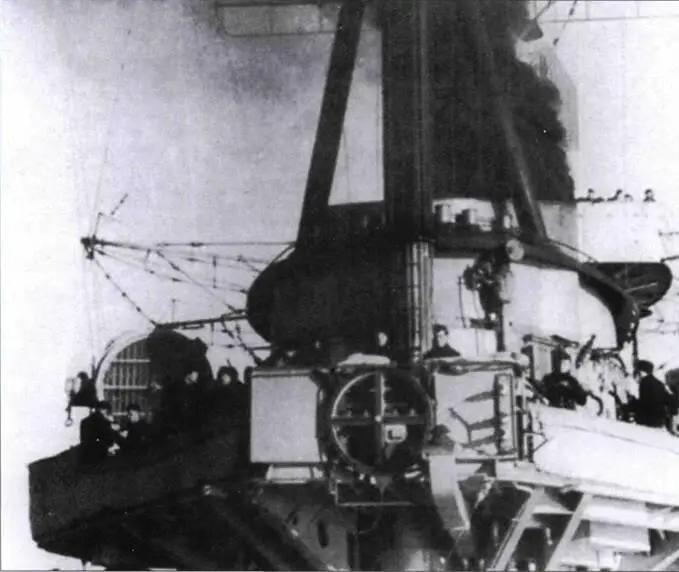 Моряки на прожекторной площадке дымовой трубы Гнейзенау 150мм башня - фото 70