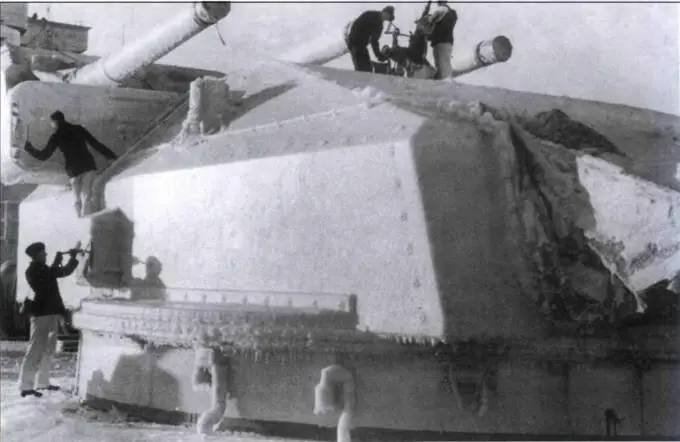 Моряки скалывают лед с башни главного калибра линкора Гнейзенау операция - фото 76