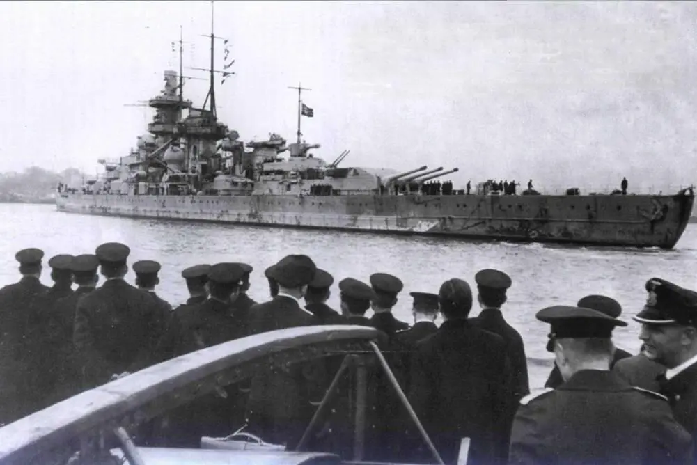 Все свободные германские моряки приветствовали в Бресте рейдеры 22 марта 1941 - фото 79