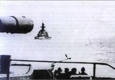 Гнейзенау в Английском канале 12 февраля 1942 г Темная точка за кормой - фото 80