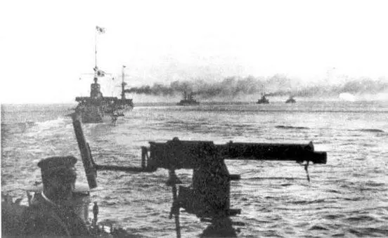 Вверху отряд адмирала Того маневрирует во время боя 28 июля 1904 г На - фото 39