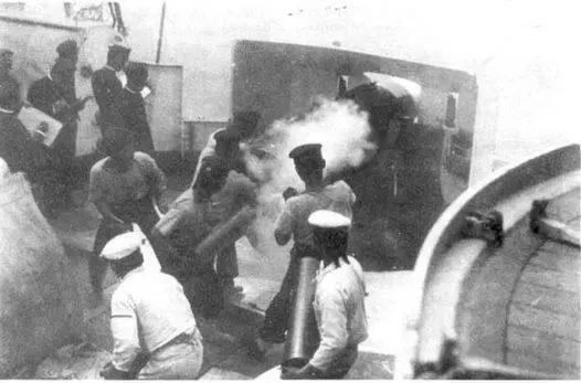 Вверху отряд адмирала Того маневрирует во время боя 28 июля 1904 г На - фото 40