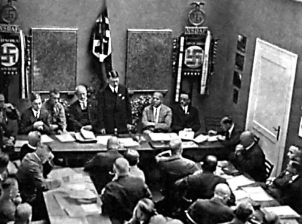 Адольф Гитлер выступает на собрании актива НСДАП 1923 год Все силы - фото 27
