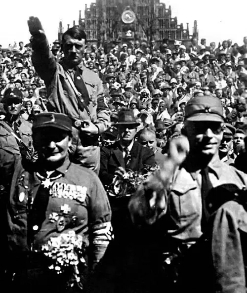 Адольф Гитлер и Герман Геринг в Нюрнберге 1928 год Адольф Гитлер всегда - фото 38