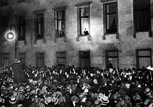 Адольф Гитлер впервые выступает как канцлер Германии 30 января 1933 года - фото 40