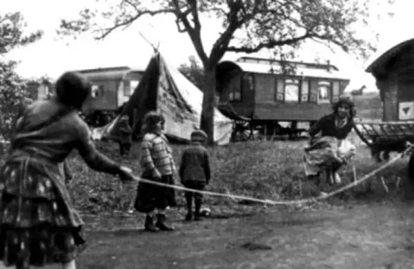Немецкие цыгане 1930 год С другой стороны нацистская доктрина включала - фото 47