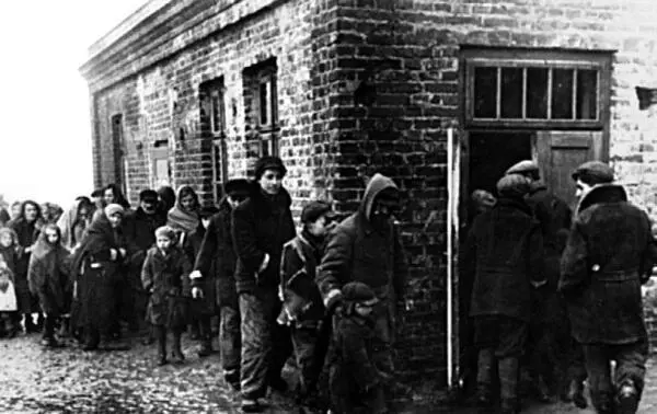 Очередь обитателей еврейского гетто за пайком Антисемитизм возведенный в ранг - фото 57