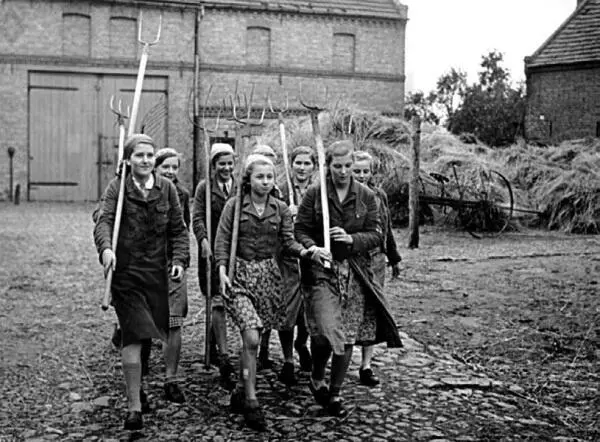 Немецкая молодежь несет трудовую повинность на селе 1939 год Однако даже в - фото 60