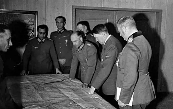 Адольф Гитлер обсуждает с генералами вермахта положение на Восточном фронте - фото 63