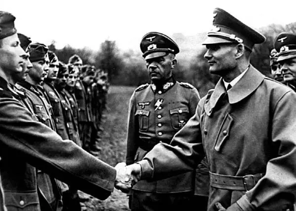 Рудольф Гесс инспектирует войска Гораздо позднее стали известны подробности - фото 122