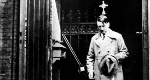 Адольф Гитлер покидает церковь в Вильгельмсхафене 1930 год Многие разумные - фото 126