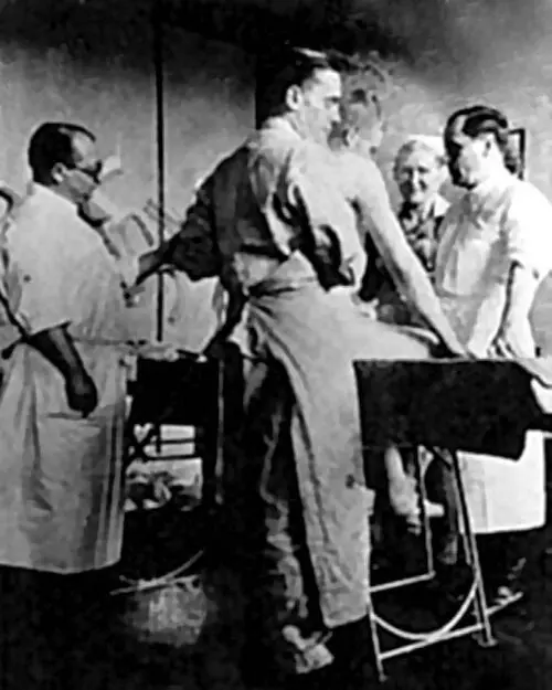 Доктор Хорст Шуманн за операционным столом Чтобы прояснить вопрос в конце - фото 141