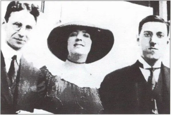 Р Кляйнер Соня Грин и ГФ Лавкрафт 1921 г ГФ Лавкрафт на фоне дома 69 - фото 10